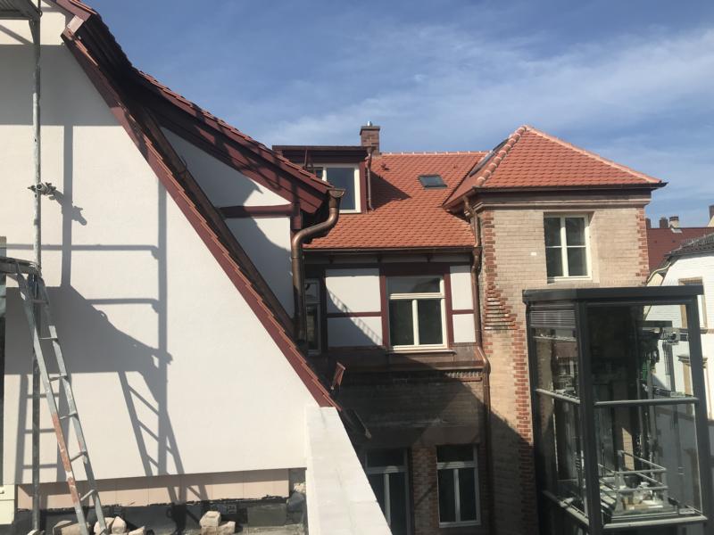 Sanierung denkmalgeschütztes Mehrfamilienhaus sowie Neubau Aufzugschacht und Treppenhaus mit Balkone