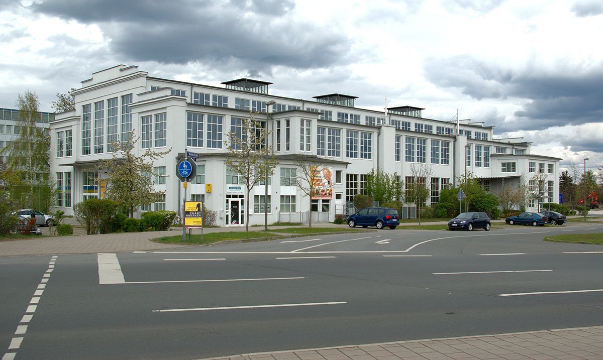 Neubau tegut-Supermarktfiliale in denkmalsanierter Scheinwerferhalle