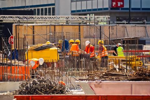 Bauarbeiter beim Konstruieren der Bewehrung eines Fundaments